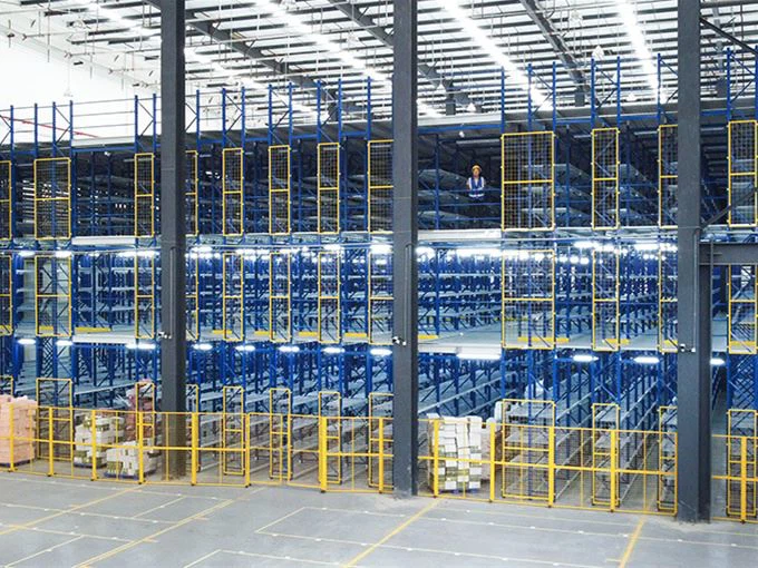 Estanterías de entresuelo — sistema AS/RS de almacenamiento automático de pallets y cajas